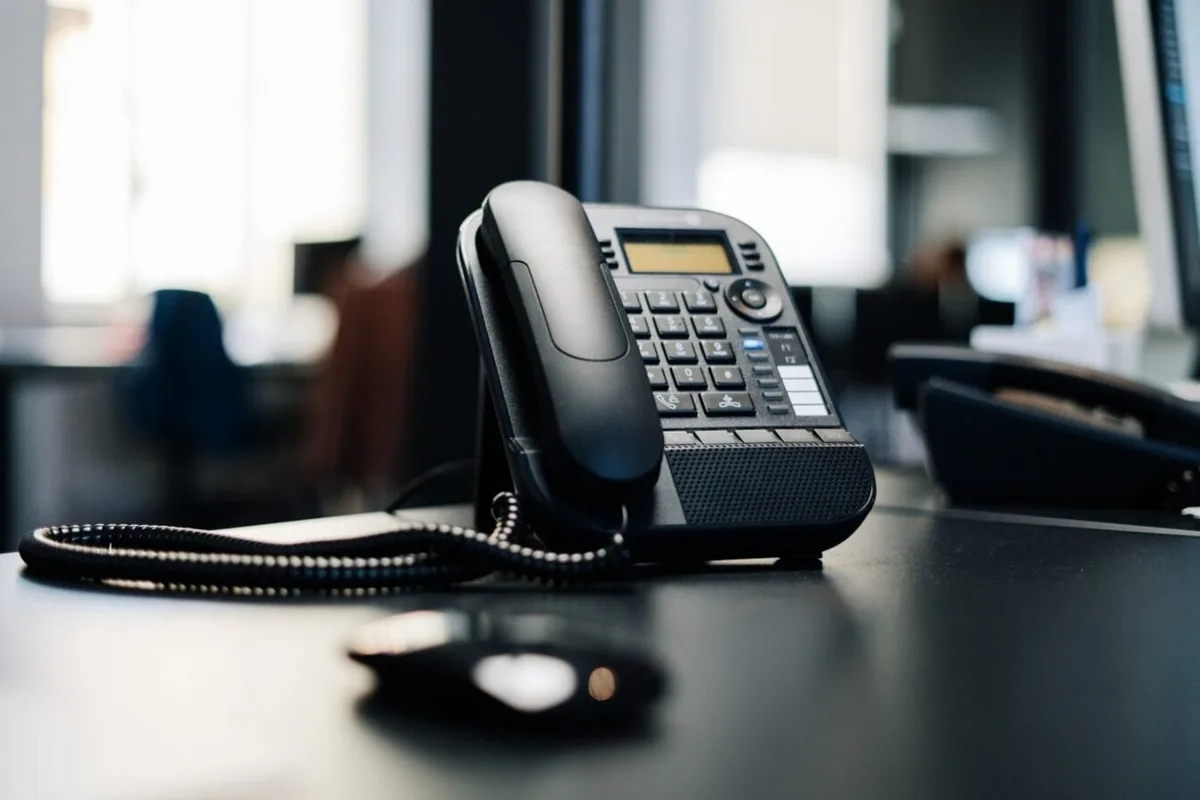 Une arnaque téléphonique piège des centaines de mairies en France