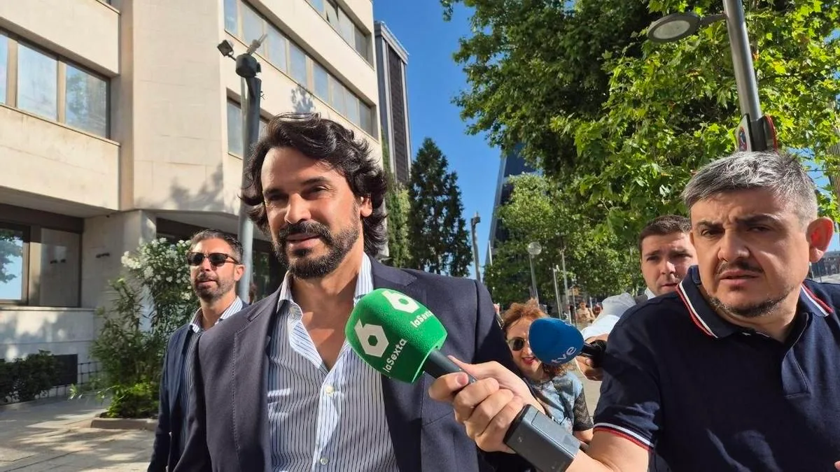 De un pago dudoso al domicilio de su empresa pantalla: las incongruencias en las cuentas de la pareja de Ayuso