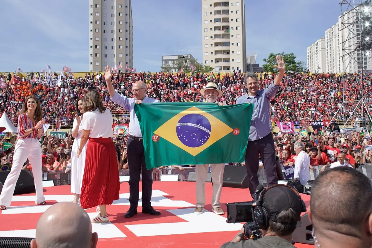 Ato de Lula tem bandeirão do Brasil, hino com Fafá e apelo à soberania
