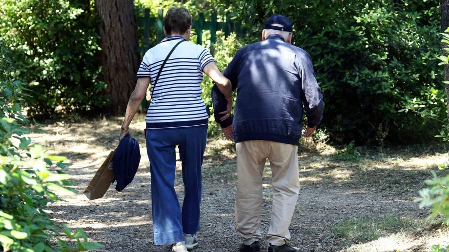 Alzheimer : "Mon père reste avec acharnement, il s'épuise", témoigne Valérie dont la maman a été diagnostiquée à 83 ans