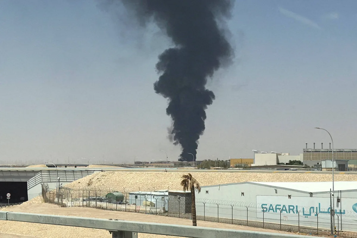 Fumaça é vista em aeroporto da Arábia Saudita após país emitir alertas de ataques