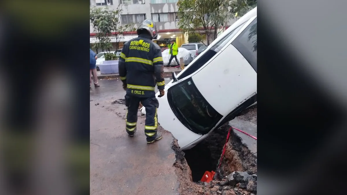 ‘Se lo tragó la tierra’: Vehículo cae en un socavón frente al IMSS en Tlatelolco