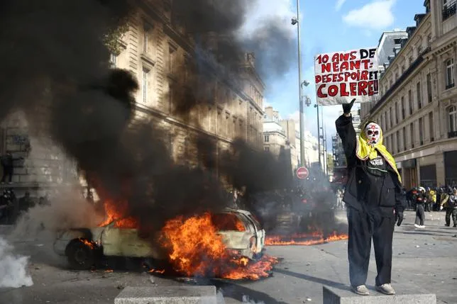 En France, “ce n’est pas le mérite qui paie” : des manifestations marquées par une forte mobilisation et des violences