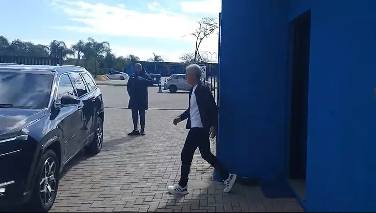 Demitido do Grêmio, Luís Castro se manifesta ao deixar CT; veja