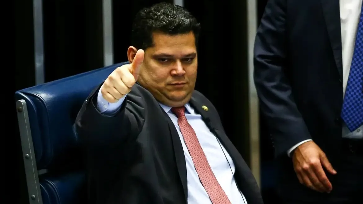 Fim da escala 6×1 pode começar a valer na próxima semana, indica Alcolumbre