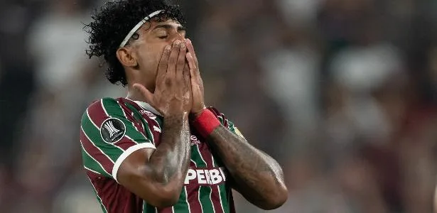 John Kennedy, do Flu, volta a ser internado por complicação após cirurgia