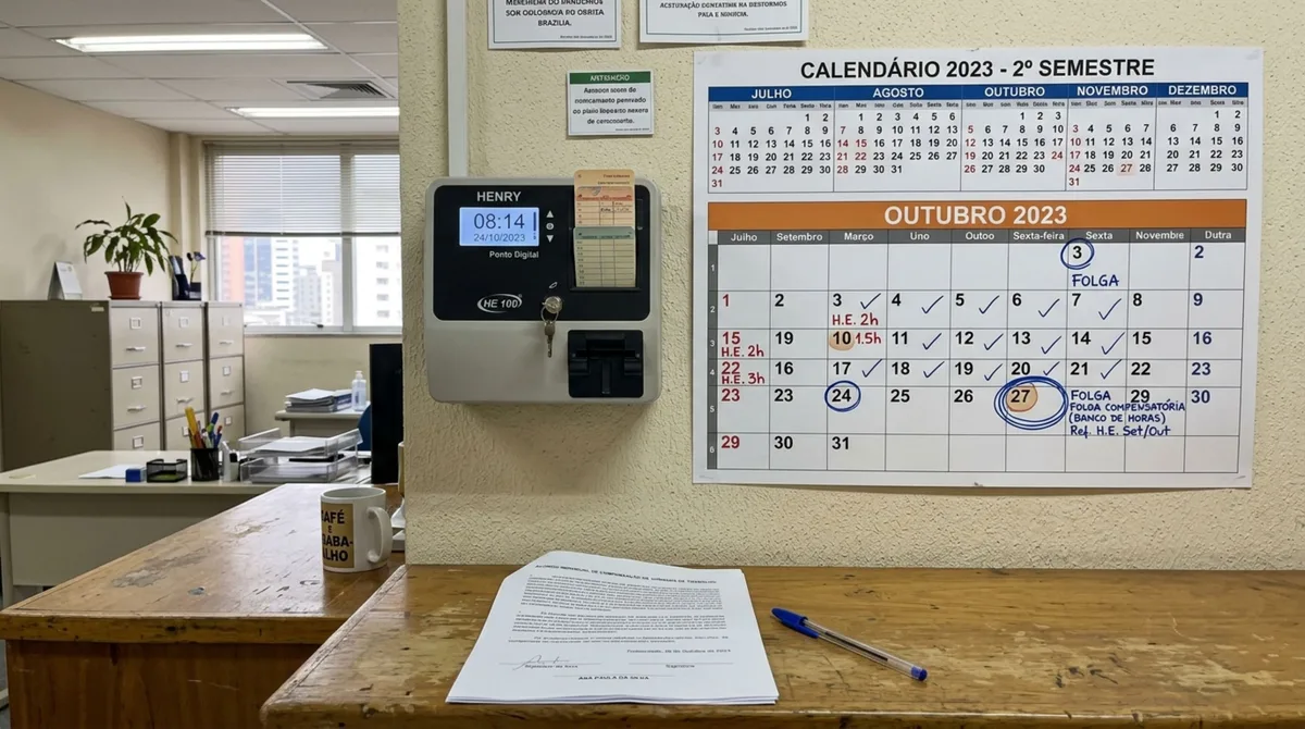 CLT não transforma toda hora extra em dinheiro: banco pode compensar em até 6 meses, com acordo individual escrito, segundo a lei