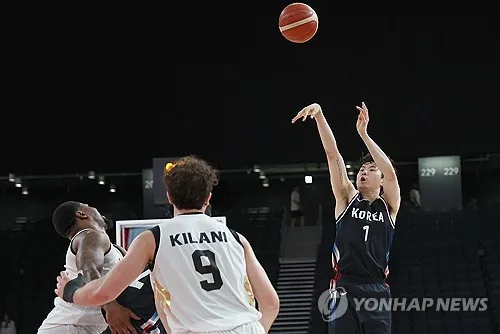 [아시안게임] '이현중 28점' 한국 남자농구, 8년 만에 4강…이란과 격돌(종합)