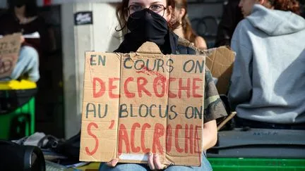 "On parle trop souvent à la place des jeunes" : derrière les mobilisations lycéennes, le mal-être de toute une génération ?