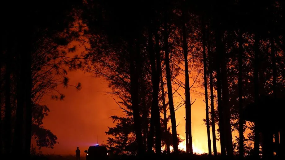 DIRECT - Incendie à Luglon : 1100 hectares parcourus, 525 personnes évacuées, 500 pompiers mobilisés