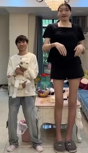 Influenciadora chinesa de 2,18 metros morre aos 26 anos, e namorado revela causa Influenciadora chinesa de 2,18 metros morre aos 26 anos, e namorado revela causa