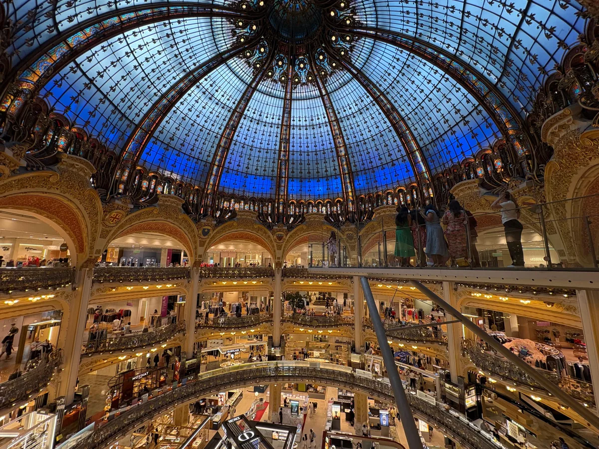Ícone em Paris, Galeries Lafayette ganha novo bistrô e farmácia renomada