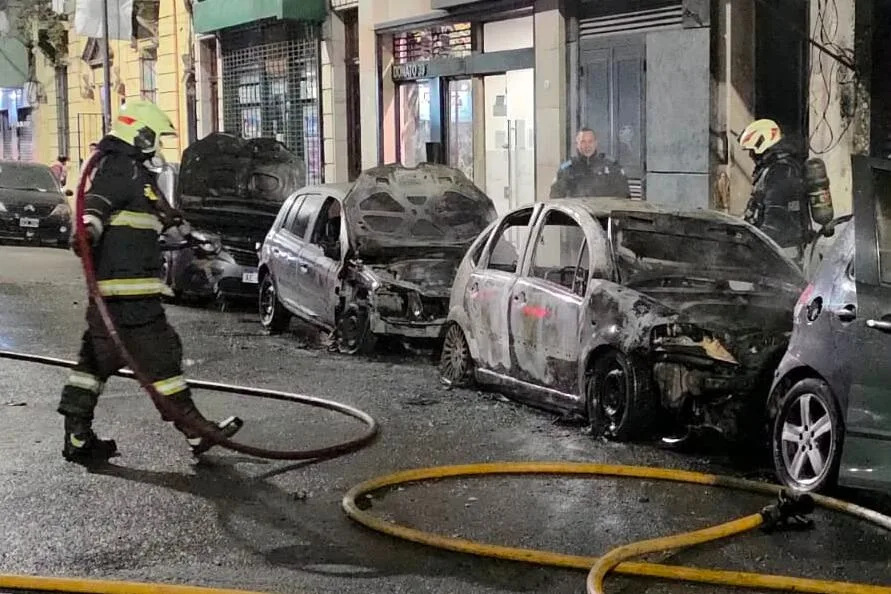 Incendió un auto y las llamas alcanzaron otros tres vehículos, dos comercios y una vivienda en Caballito