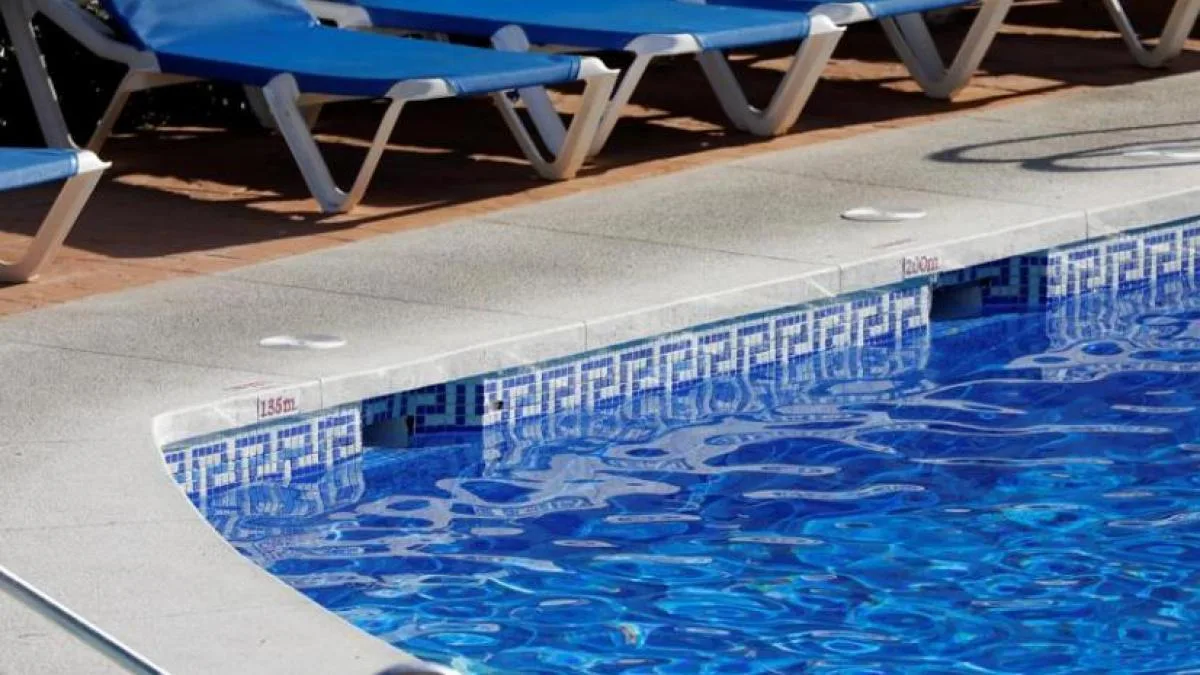 Cuatro menores se enfrentan a multas de hasta 3.000 euros por defecar en una piscina de Burgos