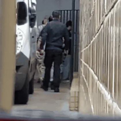 Irmãos Razuk chegam ao fórum para audiência sobre rifas milionárias