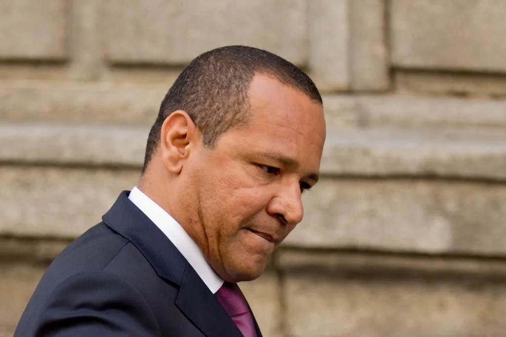 Mensagens da PF mostram Neymar Pai e Flávio Bolsonaro cobrando recursos de Vorcaro