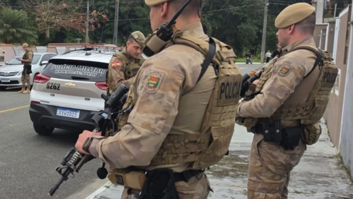 Criminoso de alta periculosidade aponta arma para policiais militares e morre após confronto em cidade de SC