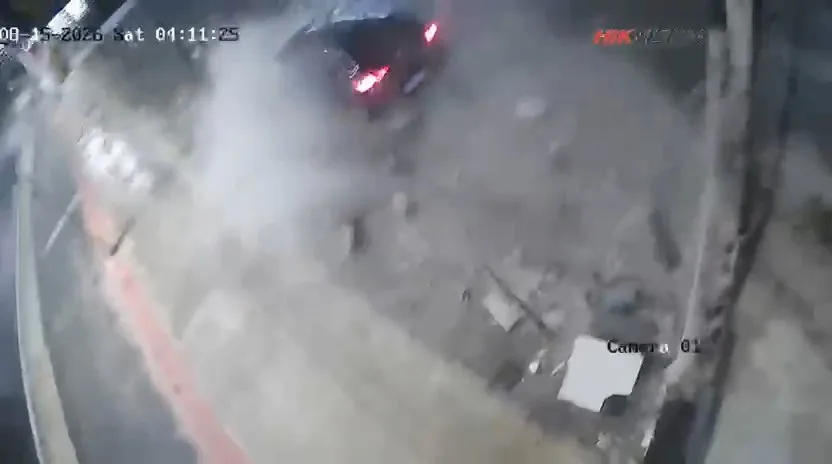 Carro sai da pista e bate em muros de duas propriedades na BR-101, em Linhares