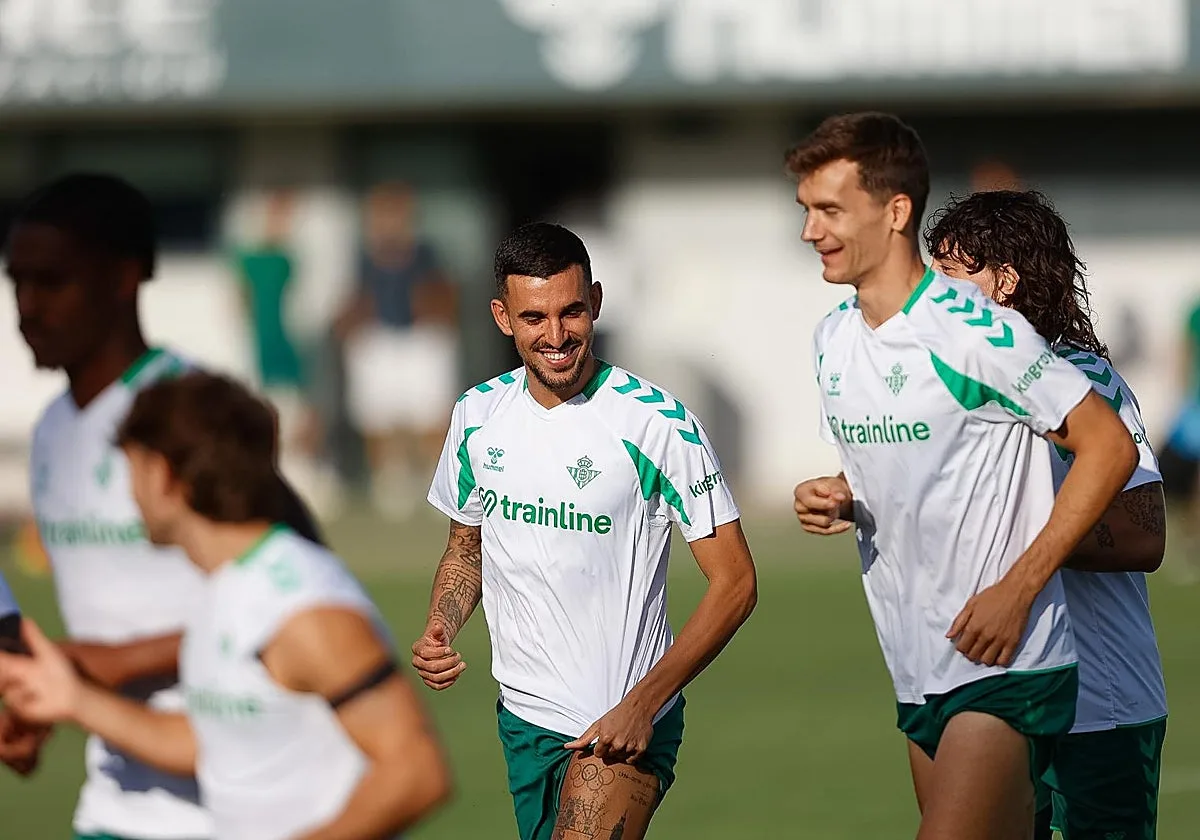 Dani Ceballos ya es uno más en los entrenamientos del Betis pocas horas después del anuncio de su fichaje
