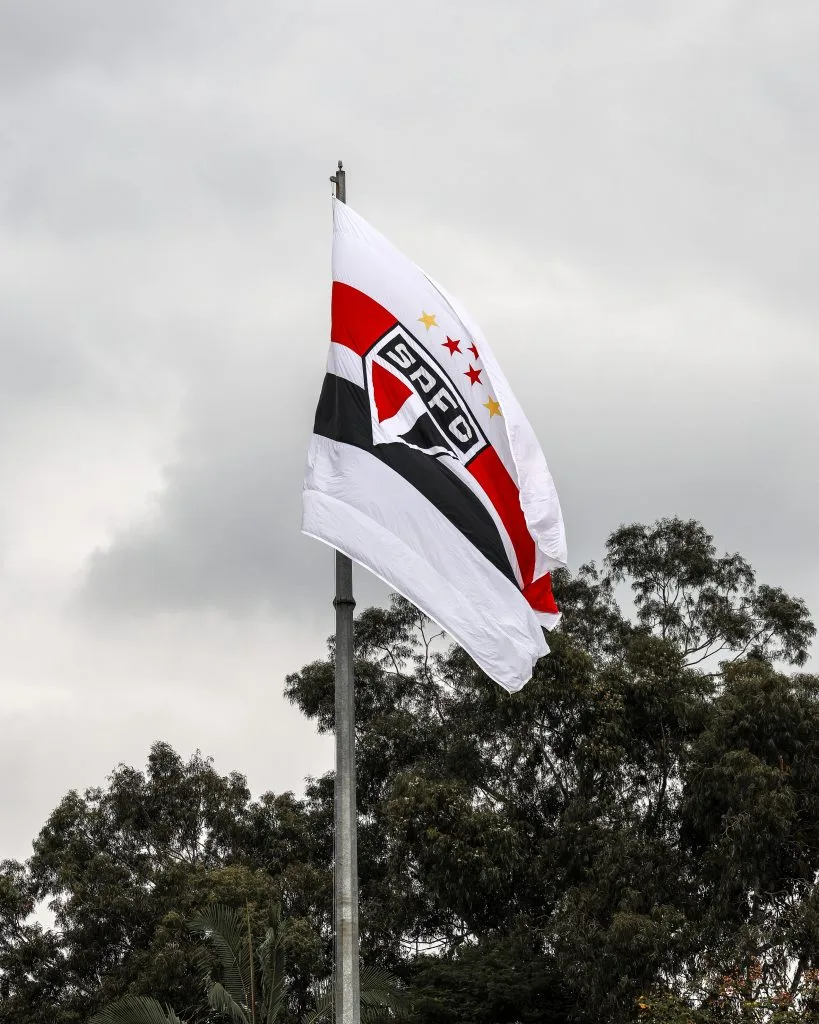 São Paulo acerta com lateral da Premier League