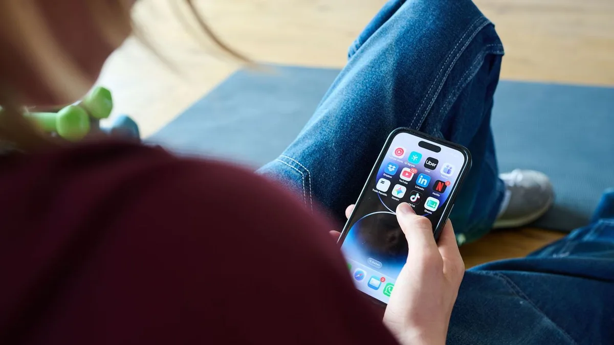 Faszination und Last: Umfrage: Hälfte der Teenager für Social-Media-Altersgrenzen