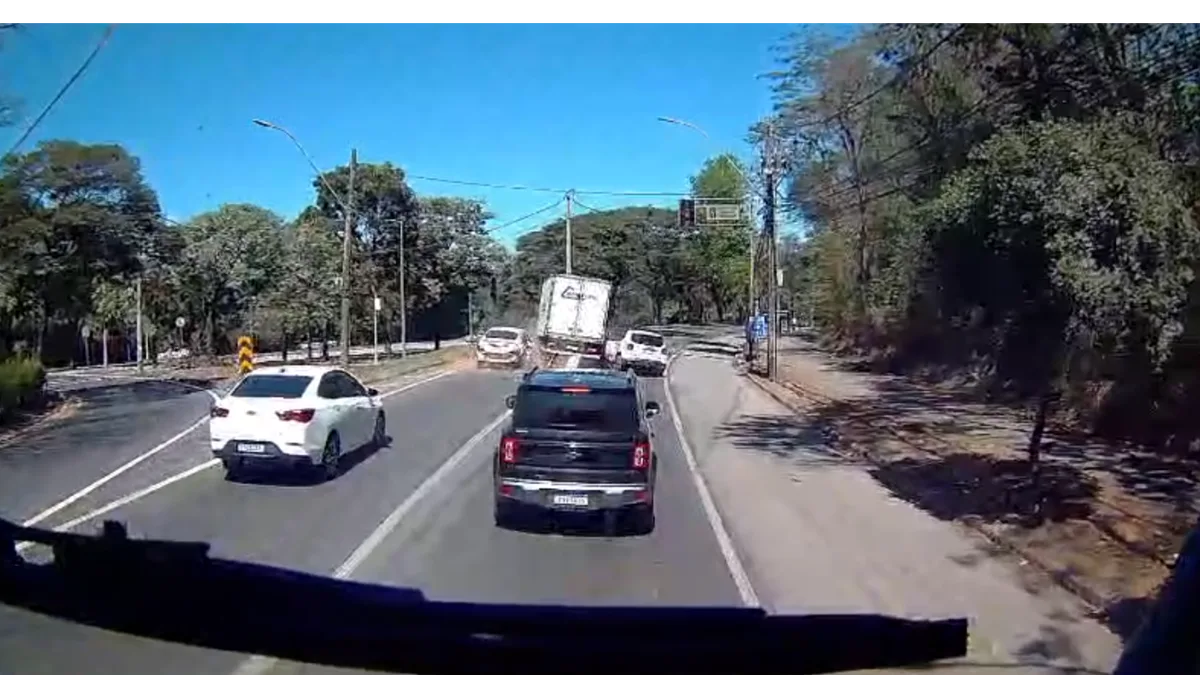 VÍDEO: Caminhão atinge dois carros parados em semáforo na BR-381, em Ipatinga
