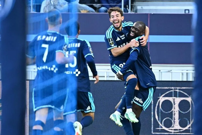 Retourné acrobatique, triplé de Lepaul sur penalty, but à la dernière minute... le Paris FC monte sur le podium après un match totalement fou contre Rennes