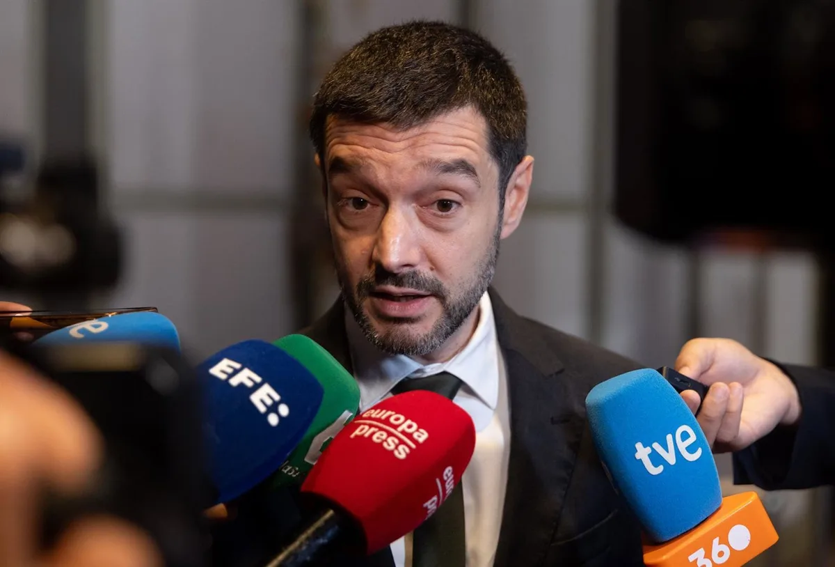 Bustinduy asegura que Colau y Delgado hacen "de manera sincera" todo lo posible por una candidatura única