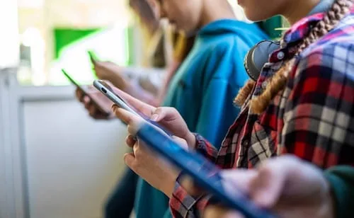 Padres de familia reconocen como un avance restricción de uso de celulares en escuelas; piden esclarecer reglas