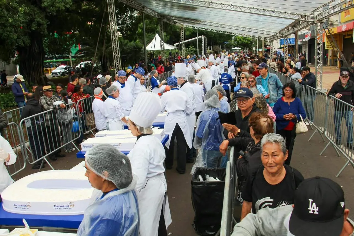 À espera de uma das 2,5 mil fatias de bolo, público chega 4 horas antes