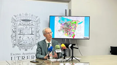 El alcalde de Utrera (PP) se defiende por la cesión de un inmueble público al club de ajedrez: "No gastamos luz, jugamos de día"