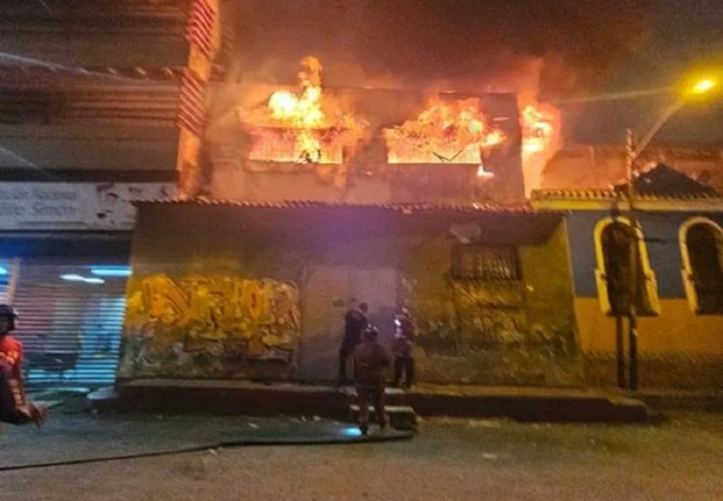 Incendio afectó una carpintería en la avenida Andrés Bello de Caracas