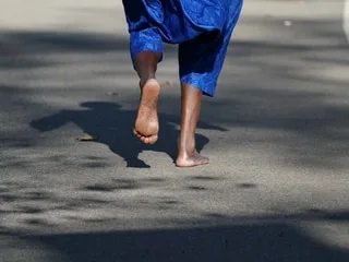 À 47 ans, elle gagne une course pieds nus pour payer les études de sa fille, mais soulève un vif débat