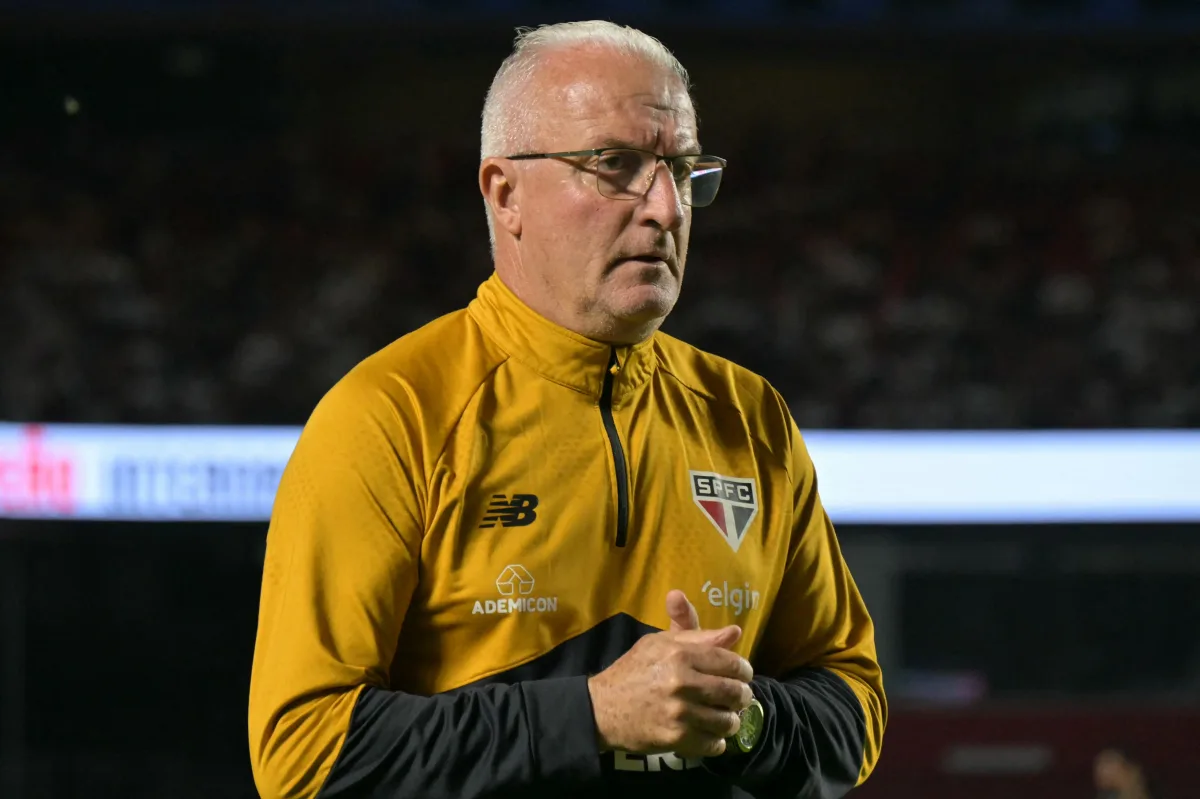 Dorival agradece torcida e celebra vaga, mas quer foco no Brasileiro: “Situação ainda é problemática”