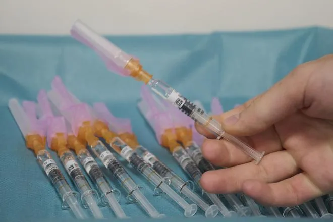 El Gobierno y las autonomías acuerdan enviar 25.000 vacunas a Ceuta para prevenir enfermedades