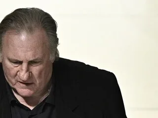 Accusé de viols par une comédienne, l’acteur Gérard Depardieu saura à la fin du mois de novembre s’il sera jugé