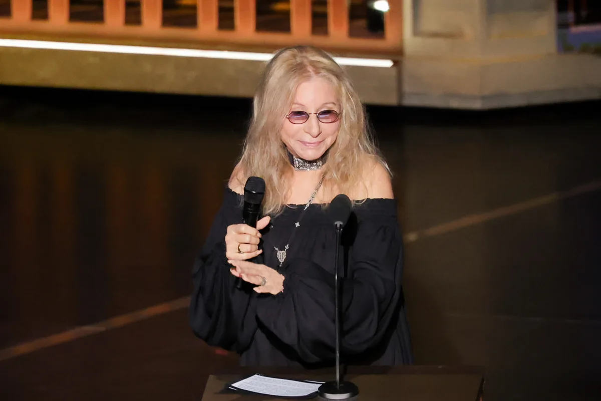 Barbra Streisand detona Trump por briga com Kennedy Center: “Revoltante e doloroso”