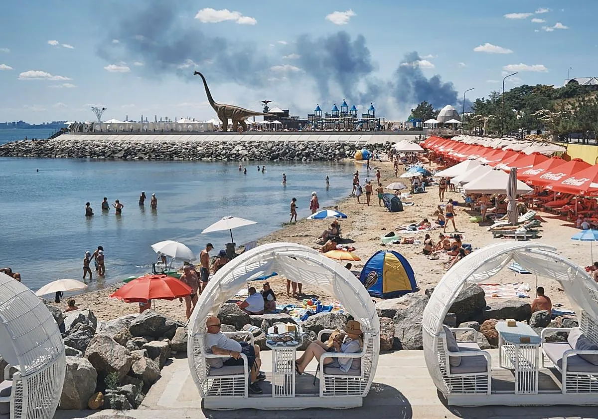 Vacaciones entre drones e incendios. Así es la realidad más surrealista