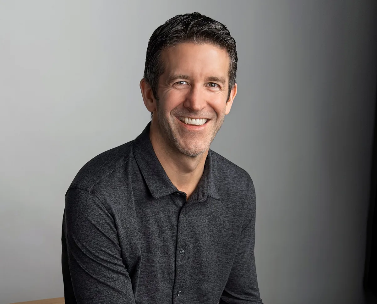 John Ternus assume oficialmente como CEO da Apple; conheça o executivo