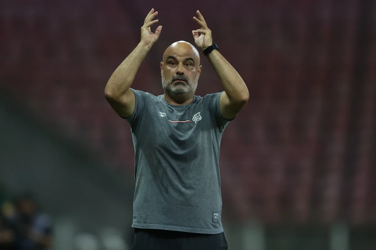 Ronald e Eurico seguem fora do Santa Cruz na partida contra o Floresta