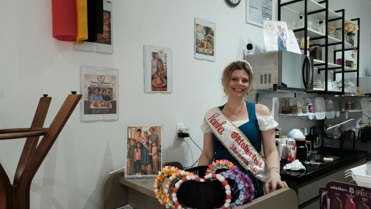 Ela foi eleita rainha aos 18 anos e hoje vê a tradicional festa impulsionar seu café em SC: ‘Era pra acontecer’