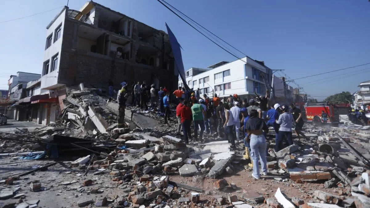 Desesperada búsqueda contra reloj entre los escombros, a una semana del terremoto en Colombia
