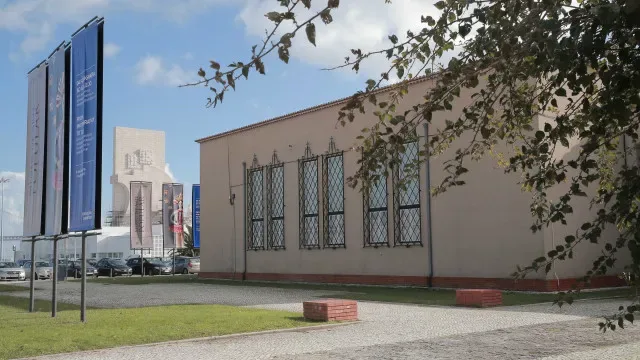 Exposição de artefatos artesanais contemporâneos no Museu de Arte Popular
