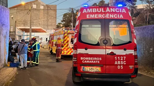 Condutor foge após colisão com mota em Camarate. Vítima hospitalizada
