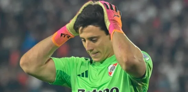 Goleiro do River pega 3 pênaltis, mas isola o seu em eliminação: 'Raiva'