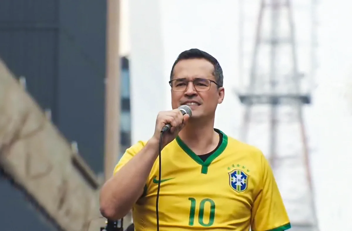 Favorito ao Senado, Deltan Dalagnol tem campanha suspensa por ordem do TSE