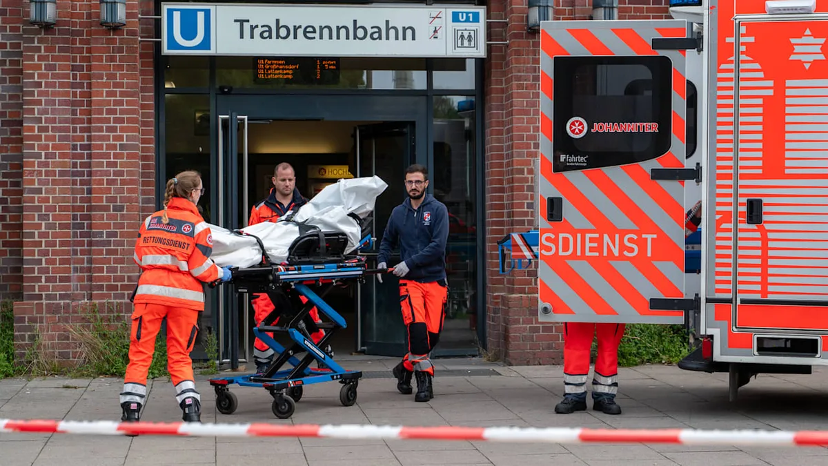 Tödliche Tragödie in Hamburg - Mann springt vor U-Bahn, Retter (26) überrollt