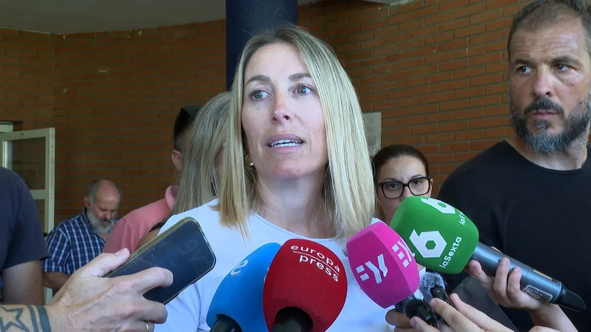 María Guardiola visita a vecinos desalojados por el incendio de Pinofranqueado para trasladarles "cariño" y "apoyo"