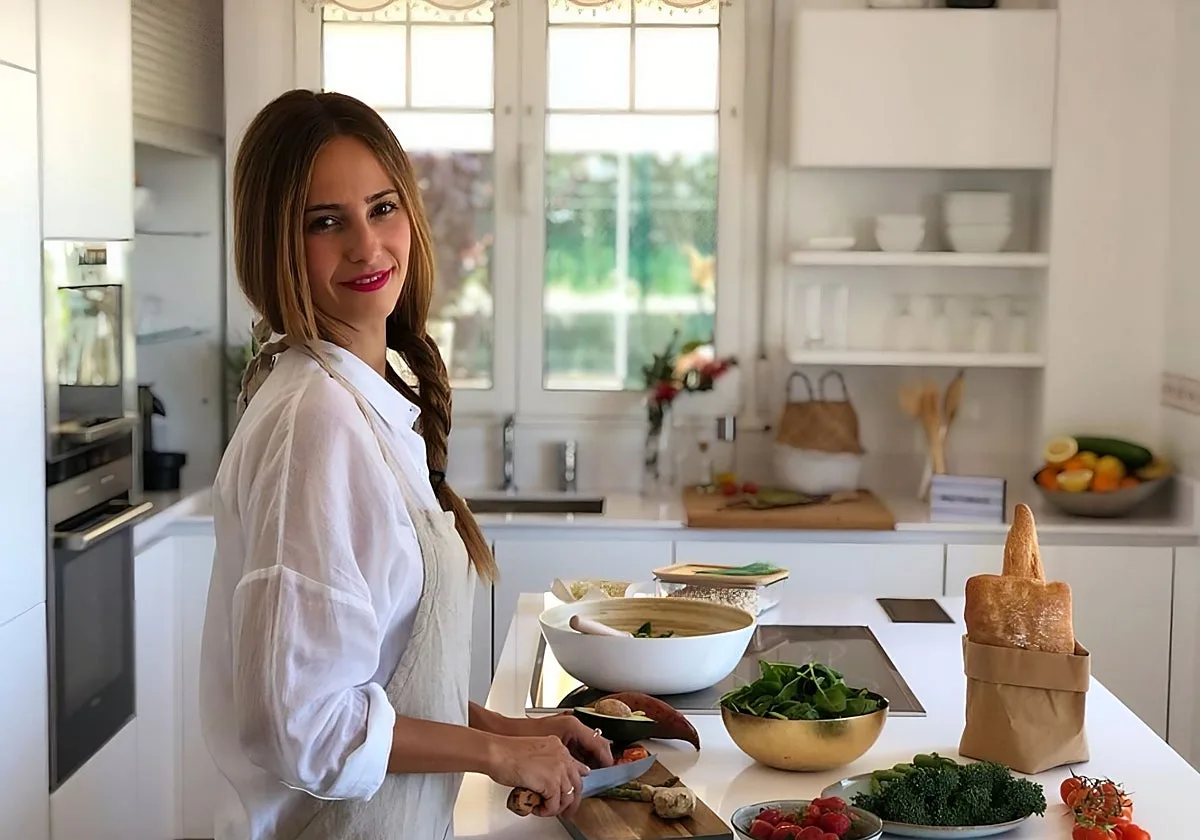 Salena Sainz, farmacéutica: «El GLP-1 es la hormona que fabrica tu cuerpo y ayuda de forma natural a quitarte el hambre»
