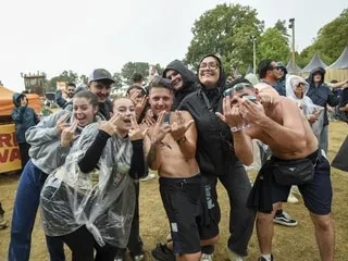 « On est arrivés à 12h30, pour lui, on peut tout faire » : le public du V and B Fest’2026 prêt à tout pour Jul